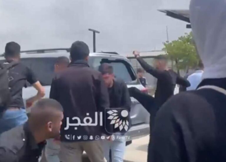 فلسطینی طلباء نے جرمن سفیر پر پتھر اور جوتے برساتے ہوئے یونیورسٹی سے باہر نکال دیا