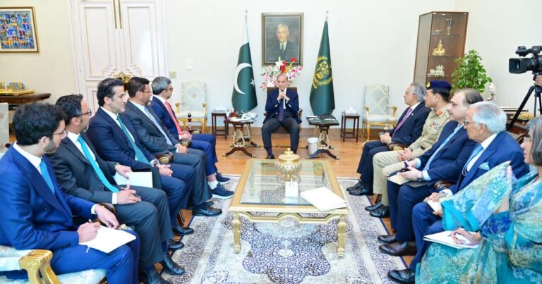 وزیراعظم سے اماراتی نائب وزیراعظم کی ملاقات، سرمایہ کاری اور توانائی میں تعاون بڑھانے پر زور